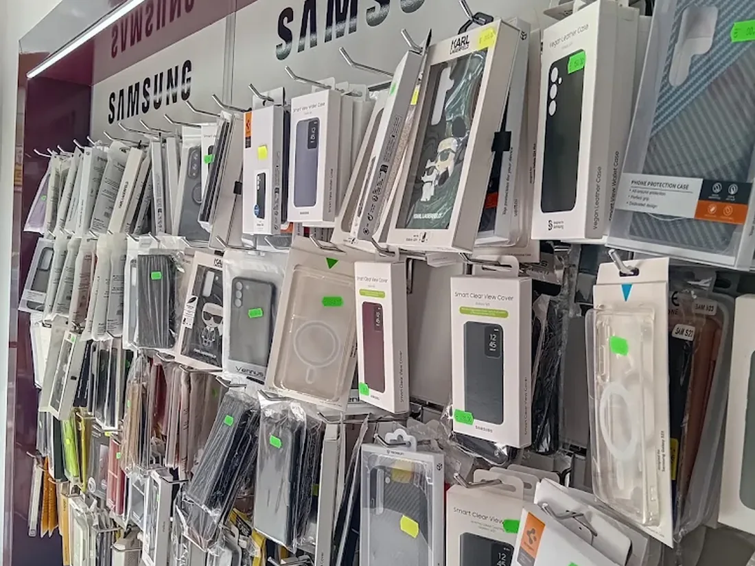 Huse originale Samsung și folii de protecție pe raft