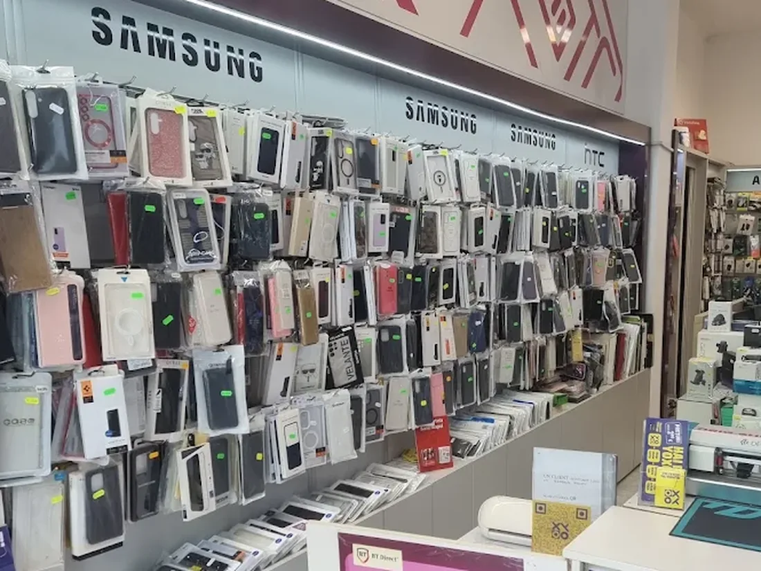 Interiorul magazinului Phonect: peretele de huse și tejgheaua