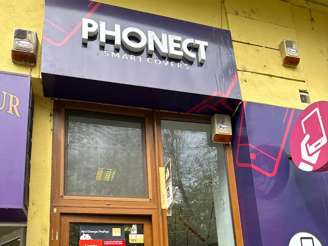 Magazinul Phonect din Arad, văzut din stradă