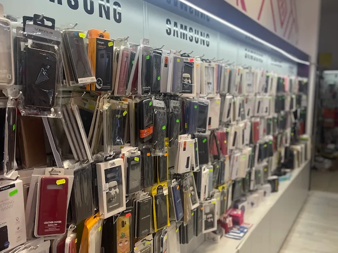 Peretele cu huse pentru Samsung și iPhone din magazinul din Arad